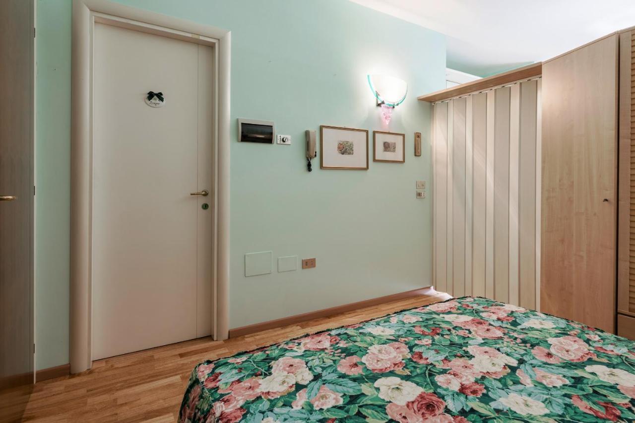 Azzurra Suite - Monolocale Con Piscina E Wifi ซีร์มิโอเน ภายนอก รูปภาพ
