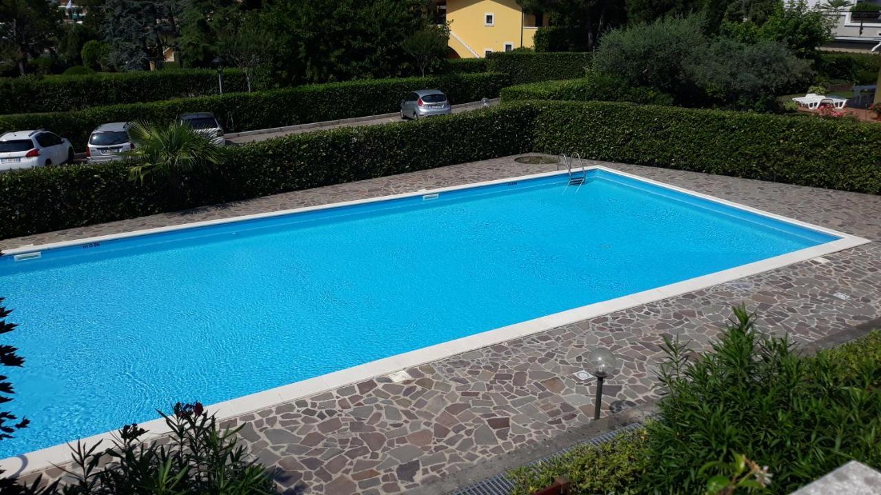 Azzurra Suite - Monolocale Con Piscina E Wifi ซีร์มิโอเน ภายนอก รูปภาพ